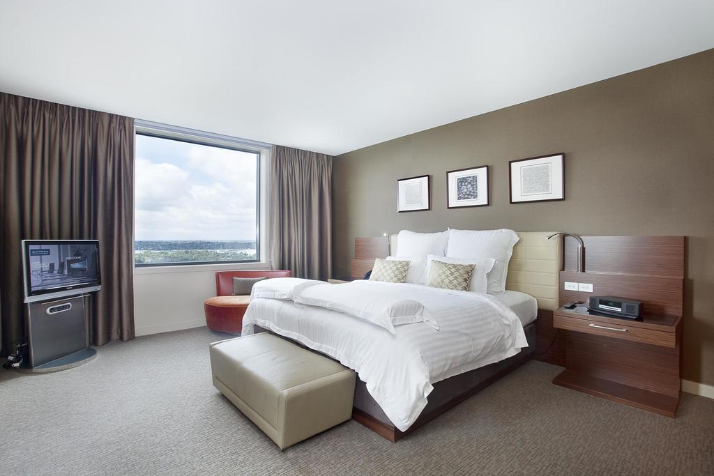 Отель Pullman Sydney Olympic Park Экстерьер фото A guest room at the Hilton San Francisco Airport